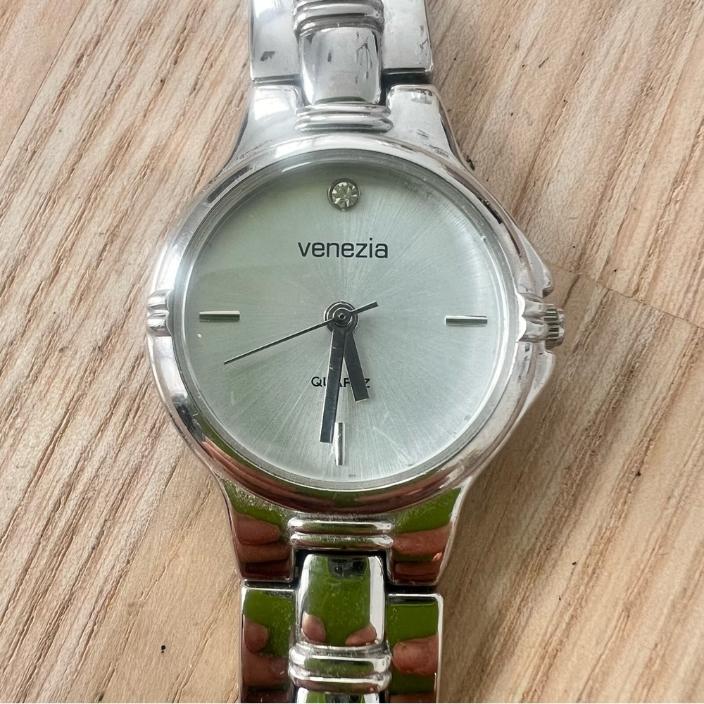 Venezia ladies silver tone classic watch NEW BATTERY